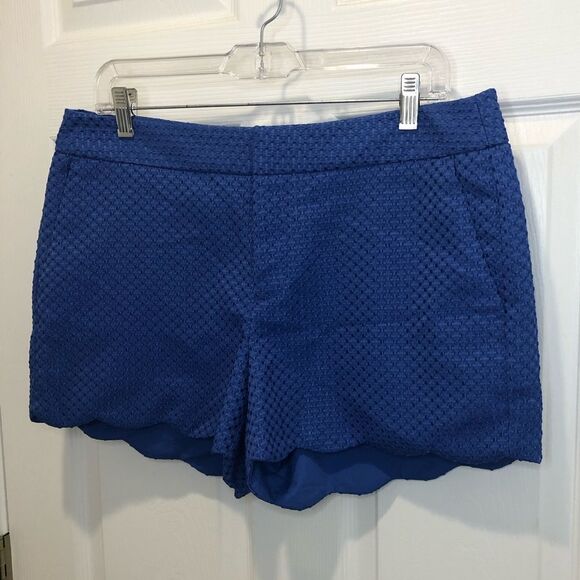 Elle Pants - Elle scalloped hem blue shorts size 10